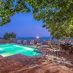 Beach Front Home In Jesenice Дом отдыха *