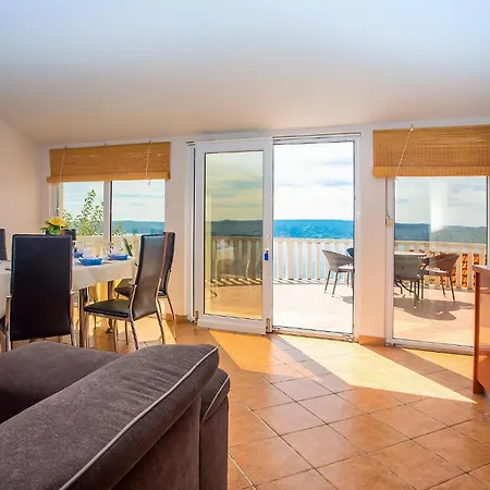Beach Front Home In Jesenice Дом отдыха *