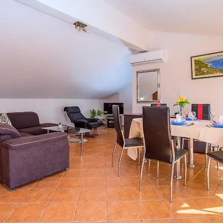 Amazing In With Kitchen Jesenice (Split-Dalmatia)
